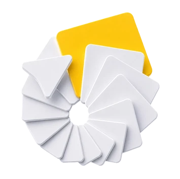 Mehrere weiße Karten mit abgerundeten Ecken in einer spiralförmigen Ringanordnung; eine gelbe Karte im Hintergrund.