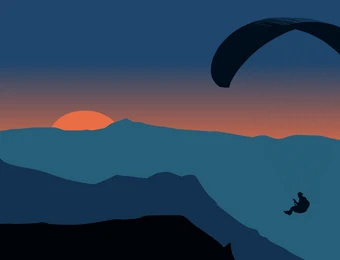 Sonnenuntergang hinter mehrstufigen blauen Bergketten; Paragleiter mit dunklem Flügel am Himmel.