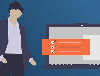 Eine Person in Blazer links neben geöffnetem Laptop; orangefarbene Checkliste auf dem Bildschirm.