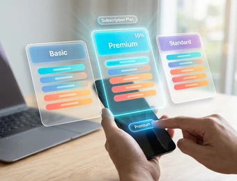 Drei holografische Preismodelle Basic, Premium, Standard über dem Smartphone; Laptop im Hintergrund.