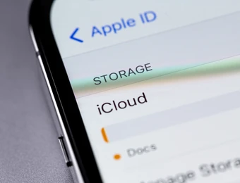 Nahaufnahme eines Smartphones mit Apple-ID-Bildschirm; STORAGE, iCloud und Docs, orange Balken.