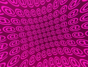 Leuchtend pinke @-Symbole in spiralförmigem Muster auf pinkem Hintergrund.