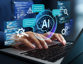 Hände tippen auf Laptop-Tastatur; virtuelle blaue AI-Symbole, Chatblasen und Codeschirme schweben über dem Bildschirm.