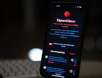 Smartphone im Hochformat zeigt eine App-Oberfläche mit rotem OpenClaw-Logo und Textzeilen, unscharfer Hintergrund.