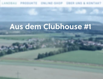 Landschaft mit Feldern und Dorf im Hintergrund, Baumreihen; blauer Himmel. Oben der Schriftzug Aus dem Clubhouse #1.