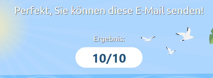 Heller Himmel über dem Meer, Sonne links; drei weiße Möwen fliegen; weiße abgerundete Box mit 10/10.