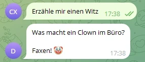 Zwei Chat-Nachrichten: Grüne Box 'Erzähle mir einen Witz' und weiße Box 'Was macht ein Clown im Büro? Faxen! 🤡'