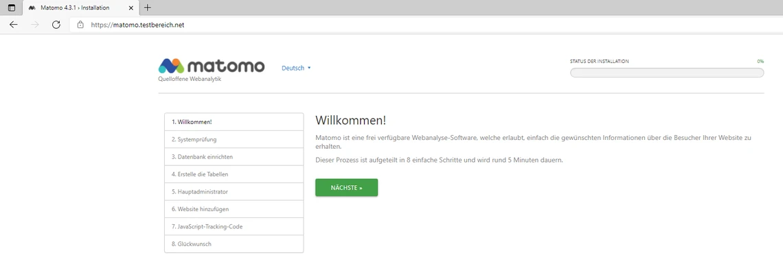 Screenshot einer Matomo-Seite: Logo oben links, linke Navigationsleiste, Willkommensnachricht 'Willkommen!' und grüner Button.