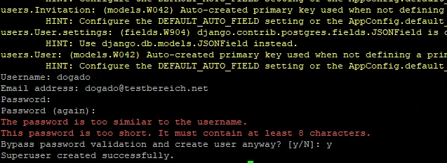 Terminalfenster zeigt Django-User-Erstellung; Passwortwarnungen (zu kurz/zu ähnlich); Bestätigen mit y; Superuser erstellt.