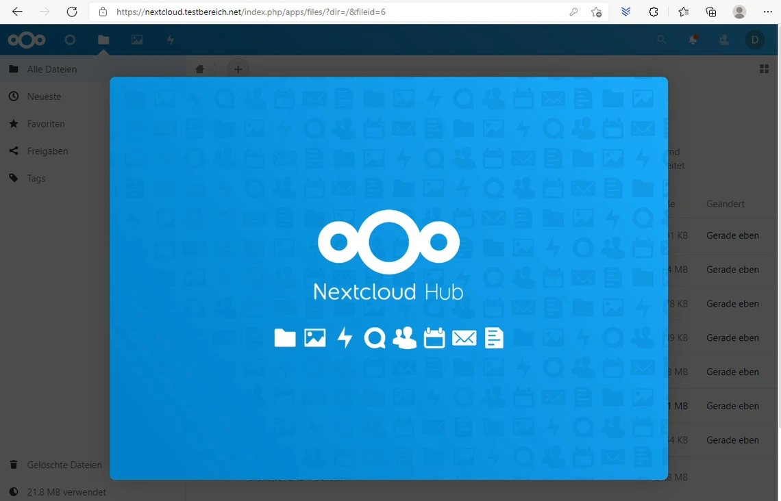 Blaues, abgerundetes Rechteck mit Nextcloud Hub Logo und einer Symbolreihe darunter; unscharfer Hintergrund.
