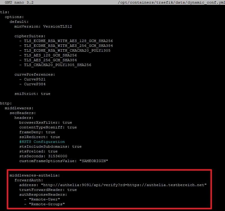 Terminalfenster mit YAML-Konfig-Datei; roter Rahmen markiert den Block 'middlewares-authlia' mit ForwardAuth.