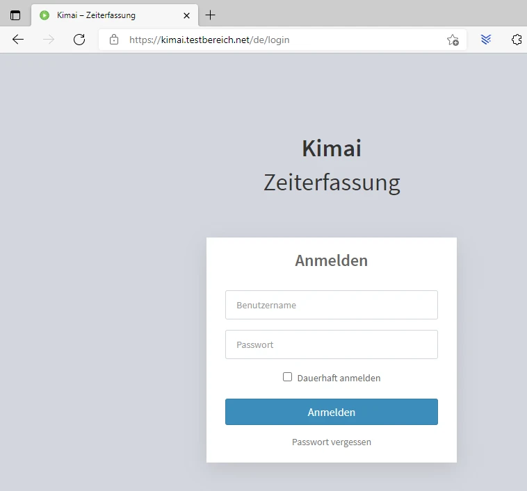 Zentrierte weiße Anmeldemaske mit Titel 'Anmelden', Felder 'Benutzername' und 'Passwort', Checkbox, blauem 'Anmelden'-Button.