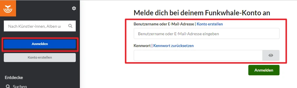 Dunkle linke Seitenleiste mit orangeem Logo; rechte weiße Anmeldemaske mit Feldern für Benutzername/E‑Mail und Kennwort.