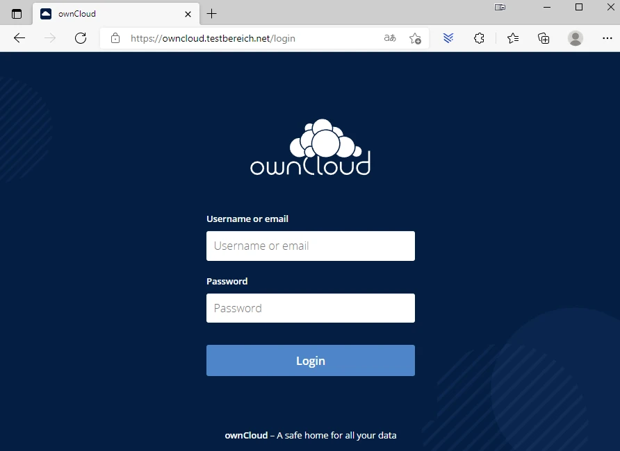 ownCloud-Login-Seite: Dunkelblauer Hintergrund, weißes Logo, Felder für Benutzername/E-Mail und Passwort, Login-Button.
