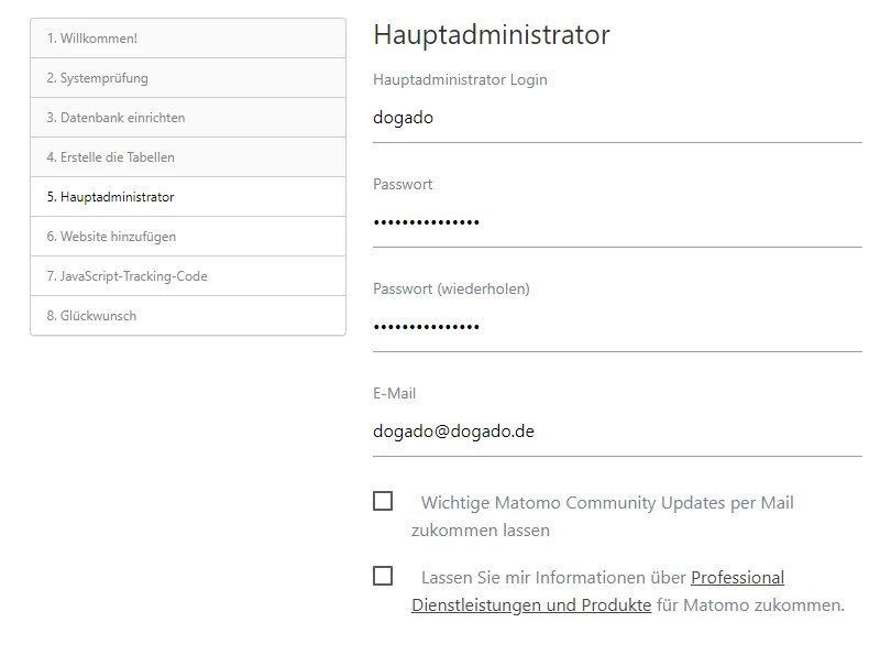 Zwei Spalten: linke Liste (1–8); rechte Anmeldemaske 'Hauptadministrator' mit dogado, Passwort, E‑Mail, zwei Kästchen.