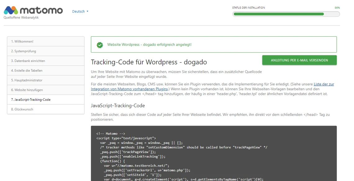 Screenshot der Matomo-Oberfläche: Links Menü, rechts Überschrift Tracking-Code von Wordpress – dogado und Beispiel-Code.