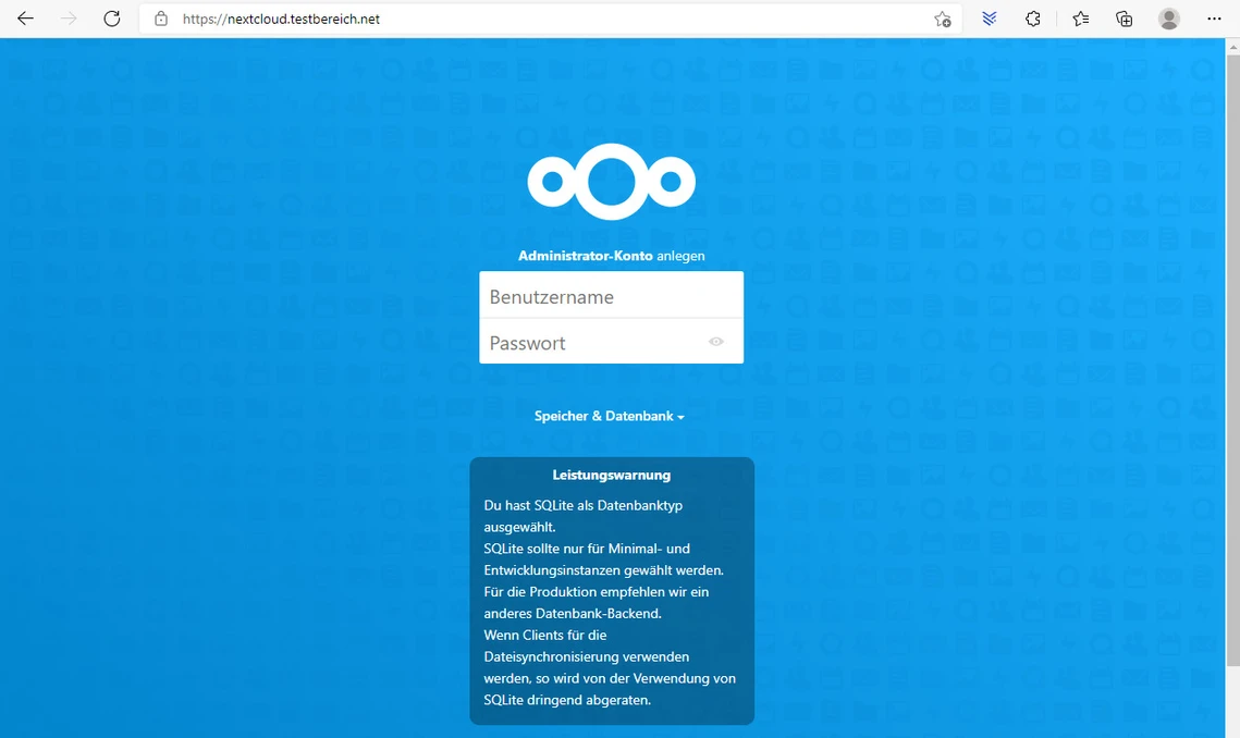 Blauer Bildschirm mit zentralem Login-Formular (Benutzername, Passwort) und weißem Logo oben; darunter eine dunkle Hinweisbox.