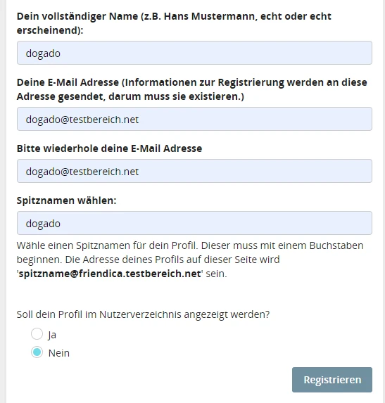 Registrierungsformular mit Feldern für Name, E‑Mail, E‑Wiederholung, Spitzname; Beispielwert: dogado; Registrieren.
