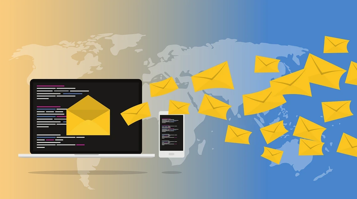 Viele E-Mails, die in oder aus einem Computer fliegen