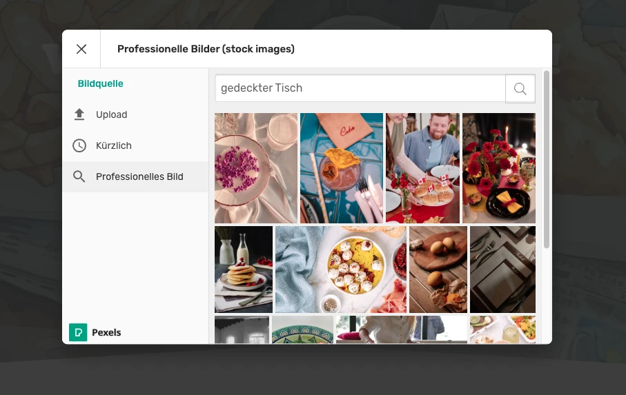 Screenshot eines Stockbild-Browsers mit Suchleiste 'gedeckter Tisch' und gitterartiger Collage aus Speisen.