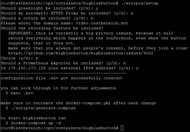 Terminalfenster mit schwarzem Hintergrund; Setup fordert Antworten (y/n) und Domainname; Env-Datei erstellt.