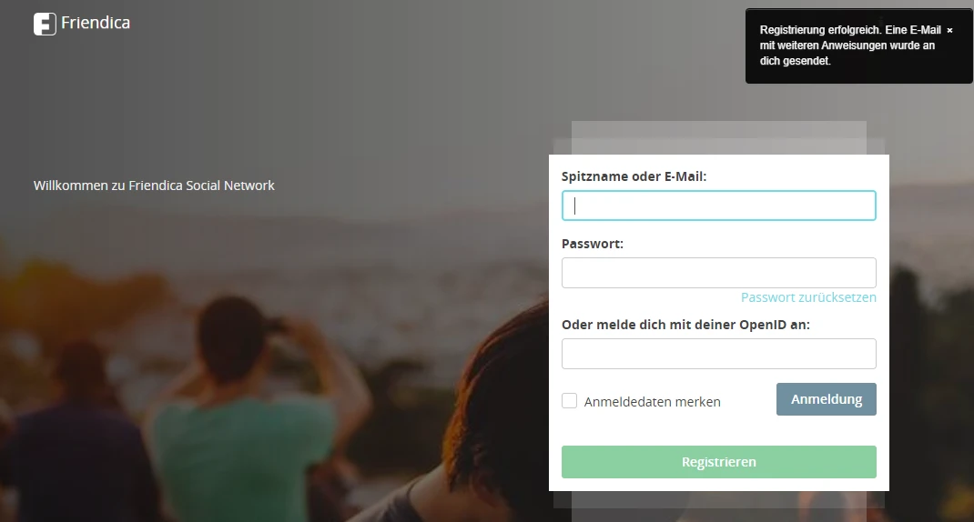 Login-Overlay vor Strandhintergrund; Logo, Nickname/E-Mail, Passwort, OpenID, Checkbox, Registrieren-Button.