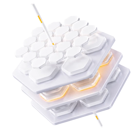 Weiße modulare Tastatur mit hexagonalen Tasten in drei Schichten; orange Leuchtelemente, Kabel sichtbar.