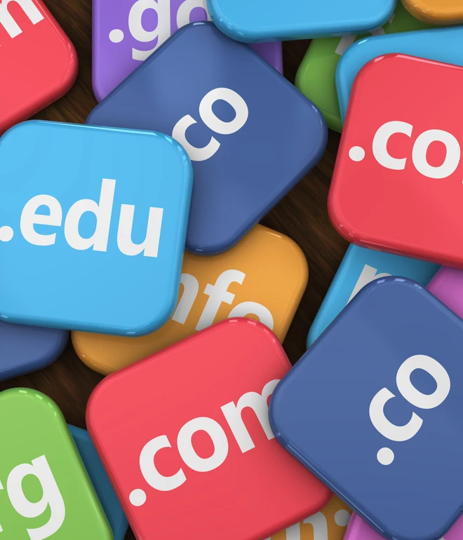 Viele bunte, abgerundete Quadrate mit weißen Domain-Endungen wie .com, .org, .net, .edu, .gov und .co.
