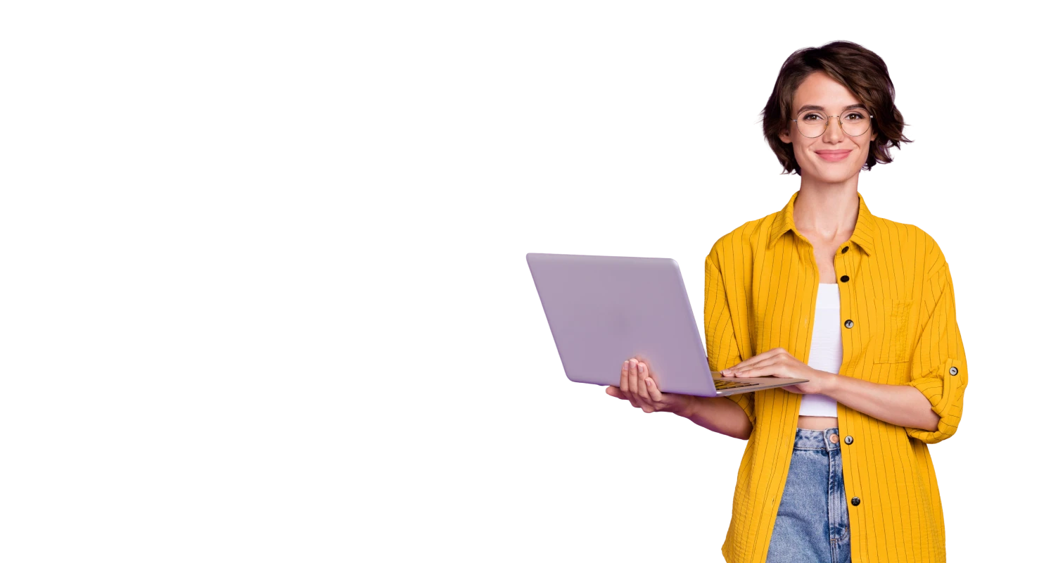 Frau mit kurzen braunen Haaren, gelber Cardigan, weißem Oberteil und Jeans hält einen hell-lila Laptop.