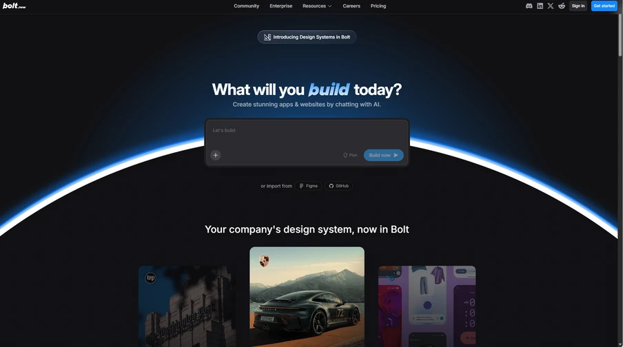 Dunkle Website-Startseite mit Überschrift What will you build today? Eingabefeld, blauer Bogen und Karten-Vorschau.