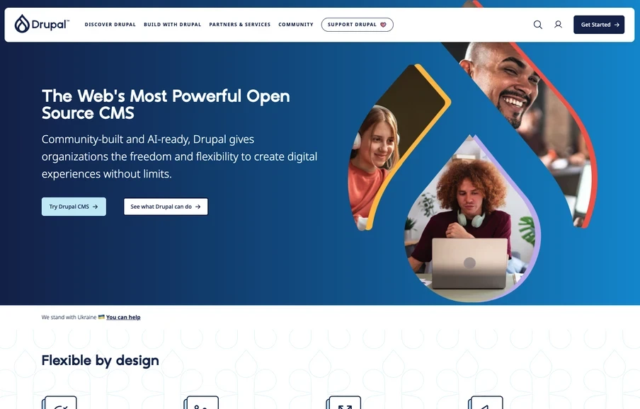 Blauer Drupal-Header mit Logo links, Titel The Web's Most Powerful Open Source CMS und Tropfen-Grafik mit Porträts.