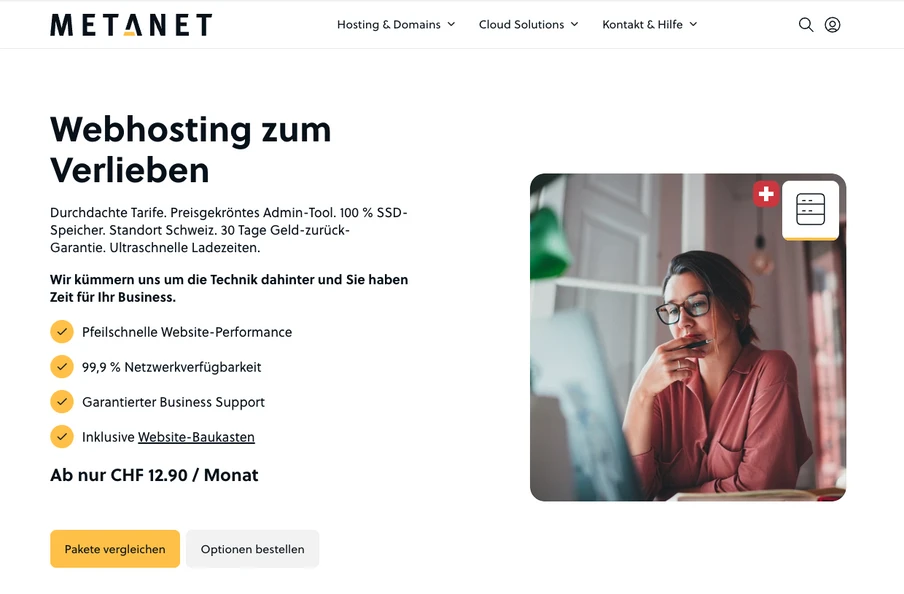 Webseite Überschrift Webhosting zum Verlieben; linke Textseite, rechts abgerundetes Videofenster mit Brille tragender Person.
