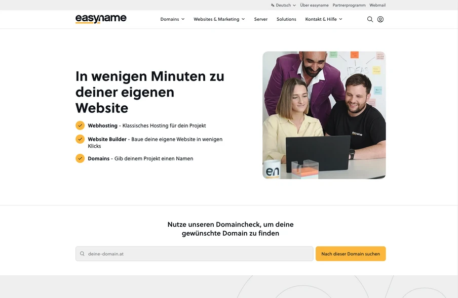 Screenshot einer Website mit Überschrift, rechts ein Bild von drei Personen um einen Laptop.
