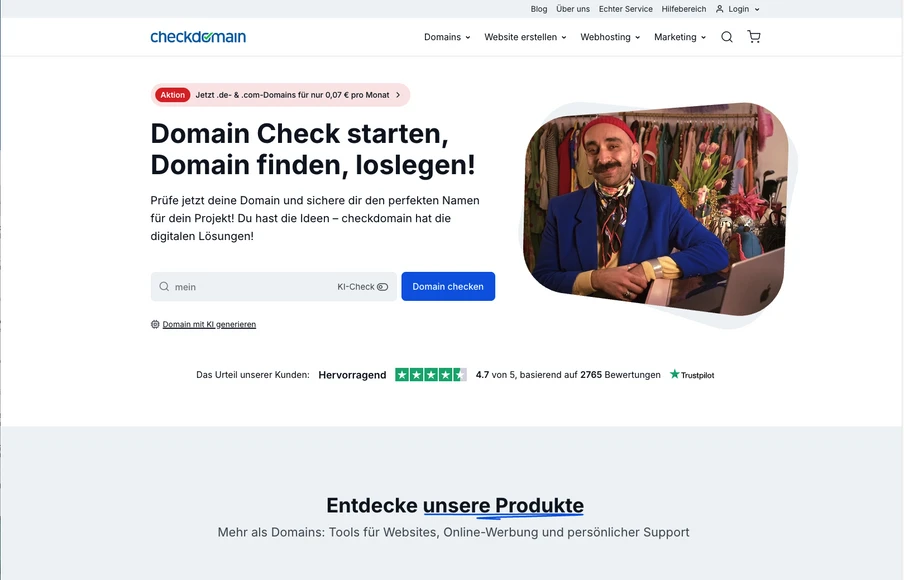 Screenshot einer Domain-Check-Webseite; linke Textblöcke und Suchfeld, rechts ein rundes Foto eines Mannes im blauen Anzug.