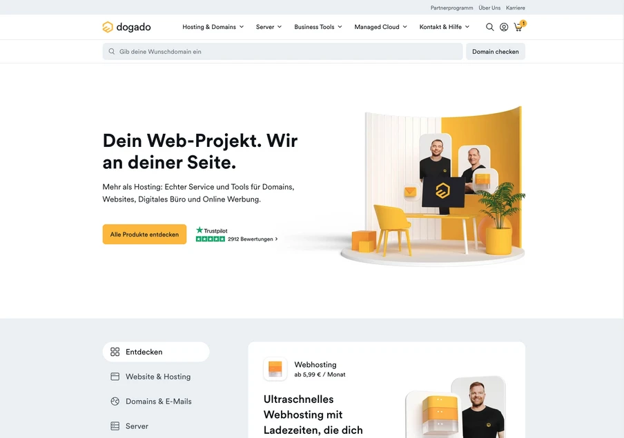 Screenshot einer Hosting-Seite mit dogado-Logo, 'Dein Web-Projekt. Wir an deiner Seite.' Rechts gelb-weiße 3D-Illustration.