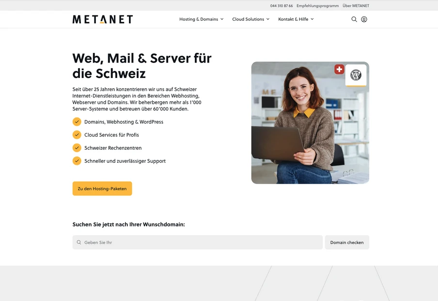 Screenshot einer Website: Überschrift 'Web, Mail & Server für die Schweiz'; rechts ein Foto einer Frau mit Laptop.