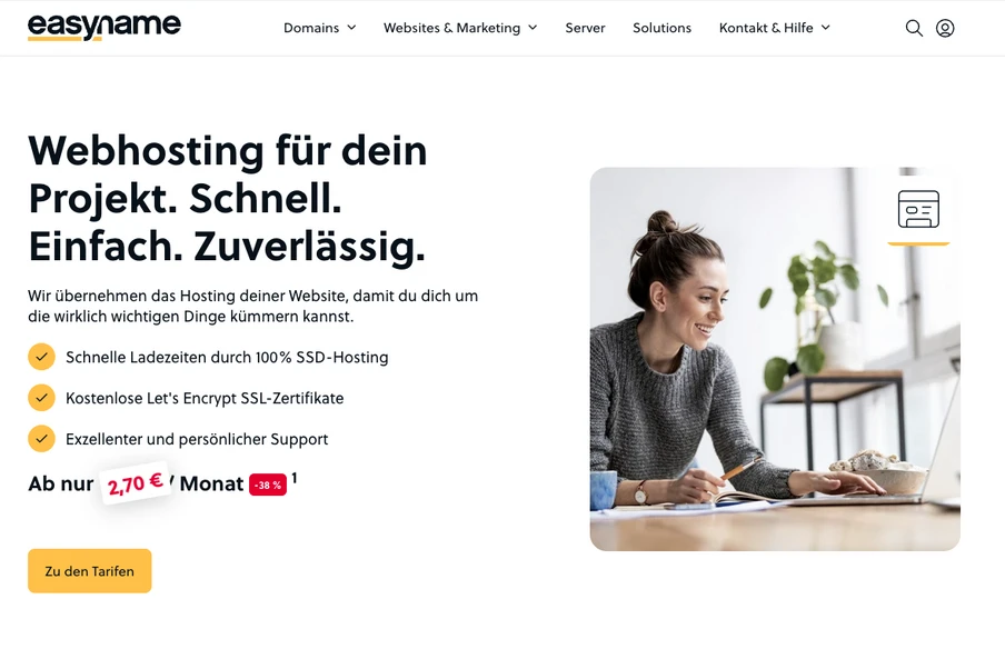 Screenshot der Website easyname: Linke Spalte Werbetext und Preisangaben, rechte Spalte eine Frau am Laptop im Büro.