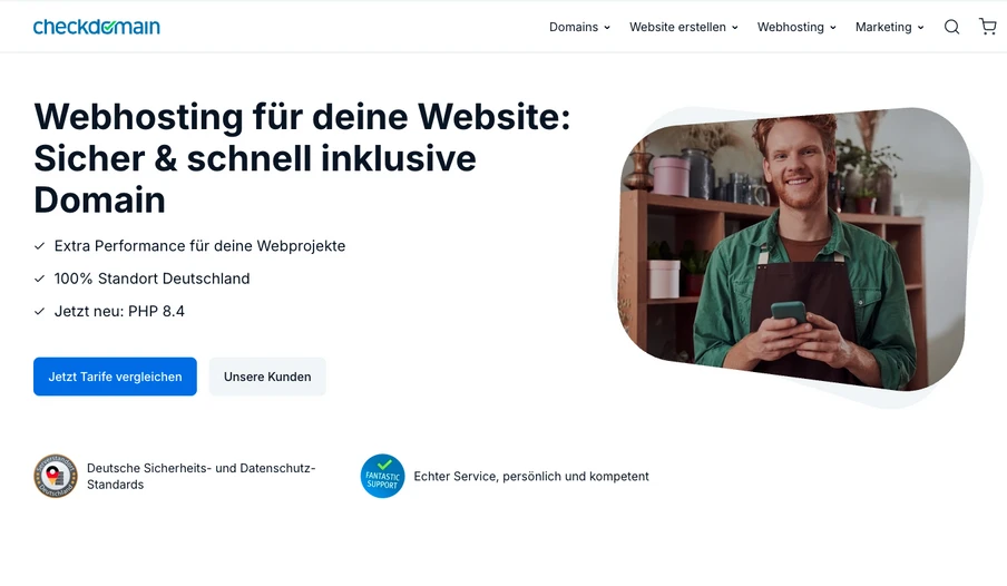 Hero-Bereich einer Webseite: Linke Spalte mit Überschrift und Stichpunkten; rechts ein Mann mit Smartphone.