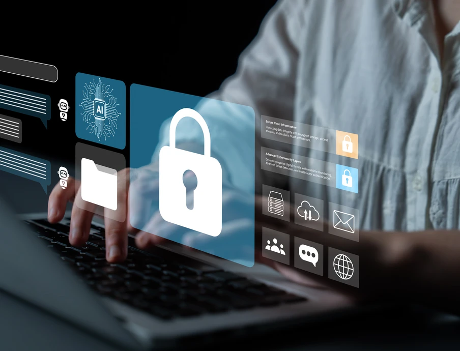 Person tippt auf Laptop; zentrale blaue Schloss-Icon mit digitalen Widgets und weiteren Symbolen, dunkler Hintergrund.
