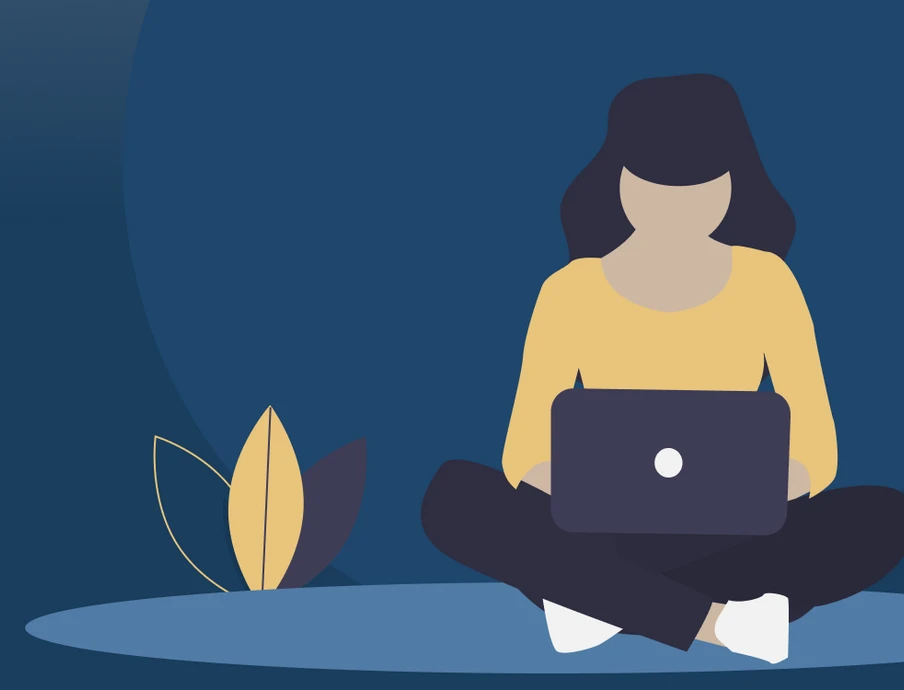 Person im Schneidersitz vor Laptop, gelbes Oberteil, dunkle Haare; blauer Hintergrund. Links Pflanze, rechts dunkler Zylinder.