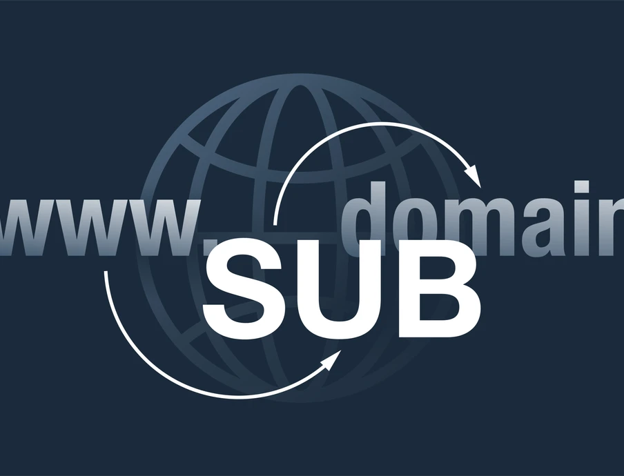 Dunkler Hintergrund mit Globus-Symbol; graue Schrift www und domain im Hintergrund, mittig weißes SUB mit Pfeilen.