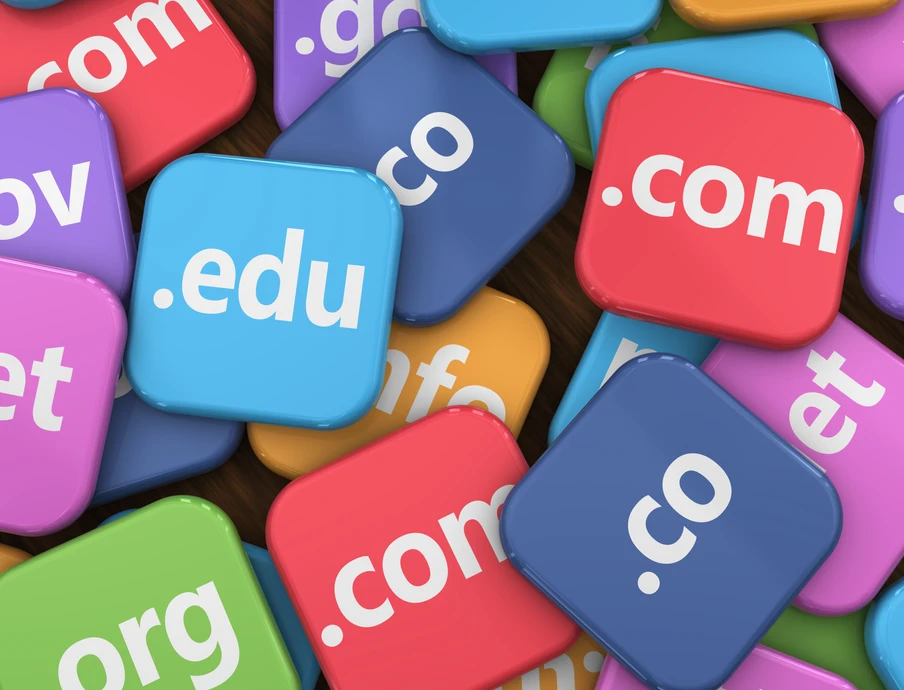 Viele bunte, abgerundete Quadrate mit weißen Domain-Endungen wie .com, .org, .net, .edu, .gov und .co.