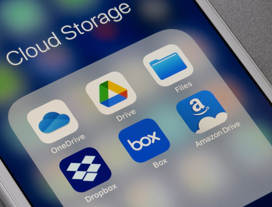 Smartphone-Bildschirm: Ordner Cloud Storage mit Icons von OneDrive, Google Drive, Files, Dropbox, Box und Amazon Drive.