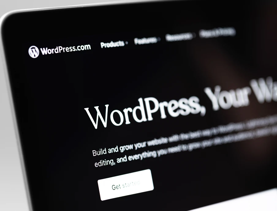 Nahaufnahme eines Computerbildschirms mit WordPress-Website: großer Text WordPress, Your Way und ein weißer Button Get started.