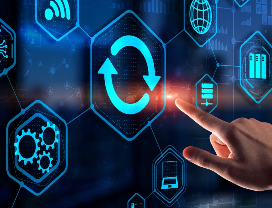 Eine Hand berührt eine holografische blaue UI mit hexagonalen Symbolen, zentrales Refresh-Symbol und Zahnräder.