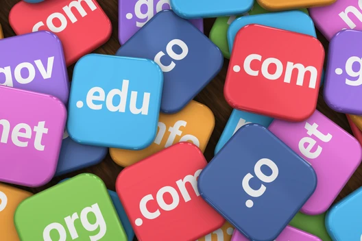 Viele bunte, abgerundete Quadrate mit weißen Domain-Endungen wie .com, .org, .net, .edu, .gov und .co.