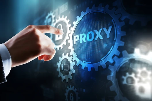 Eine Hand berührt eine digitale Oberfläche mit Zahnrädern; zentrales Zahnrad trägt den Schriftzug PROXY.